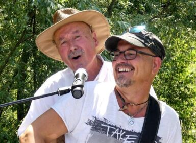 Gitman Sänger und Gitarrist singt zusammen mit ihren Gästen