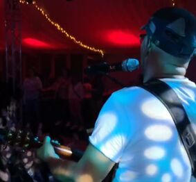 Gitman one man Band spielt auf einem Betriebsfest in Nordhorn