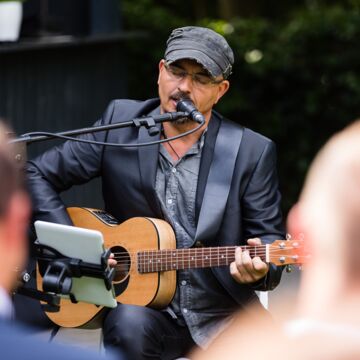 Hochzeitssänger Gitman spielt auf einer freien Trauung in Münster