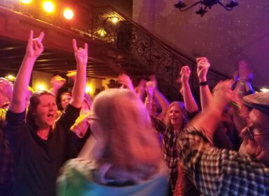 Gitman One Man Band . Feiernde Gäste mit Livemusik