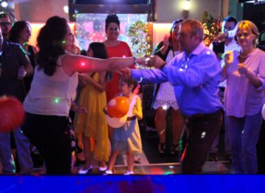 Stimmungsvoller Eröffnungstanz auf einer Geburtstagsfeier mit Entertainer Gitman