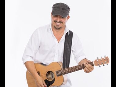 Gitman Sänger und Gitarrist für Trauungen singt Right here waiting von Richard Marx