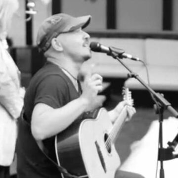 Hochzeitssänger Gitman bei einer Trauung auf Thiemans Hof in Lemförde