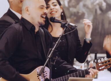 Gitman Hochzeitssänger und Gitarrist singt zusammen mit Gast