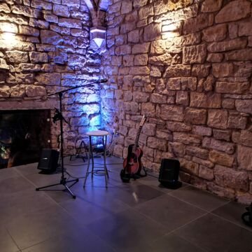 Aufbau des Gitarristen und Hochzeitssängersängers Gitman für einen Sektempfang vor der Hochzeitsparty