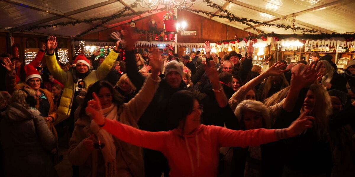 Gitman One Man Band spielt auf dem Weihnachtsmarkt 2024 Minden