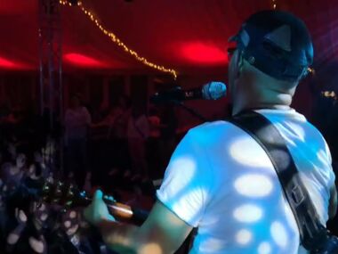 Gitman one man Band spielt auf einem Betriebsfest in Nordhorn